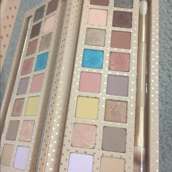 Eyeshadow Palette + Highlight & BroNzer - Picture 4 of 8